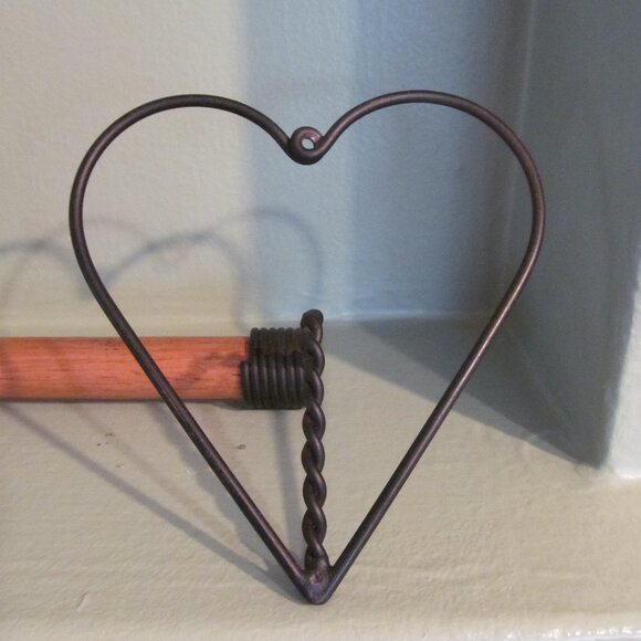 Vintage Home Interiors Metal & Wood Towel Holder Decor Metal Hearts Wooden Dowel - Picture 4 of 15